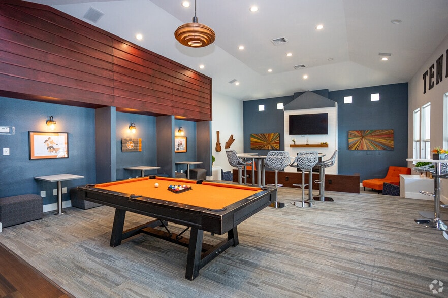 Clubhouse - Knox Row