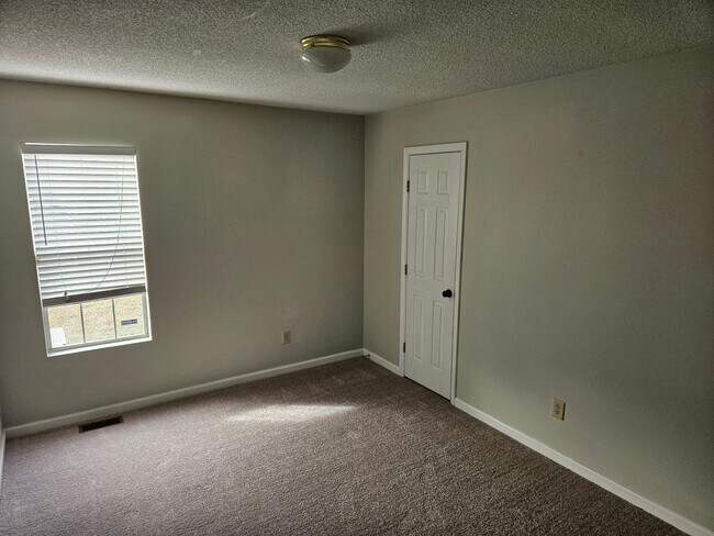 Building Photo - Darling 3br/2ba home. Available now! Scree...