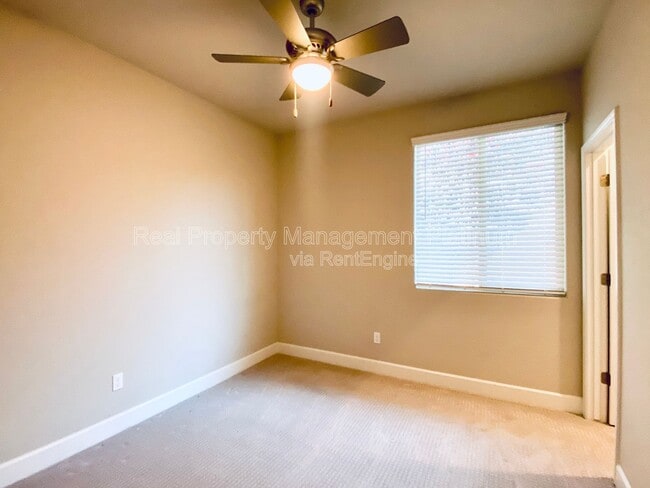 Building Photo - 1046 Lindsay Ln