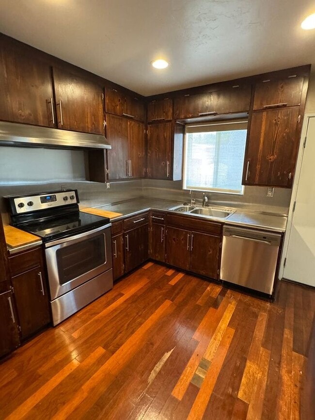 Building Photo - Prime Central Tucson Living: 3BD/2BA with Large Backyard – Mins to U of A & Banner