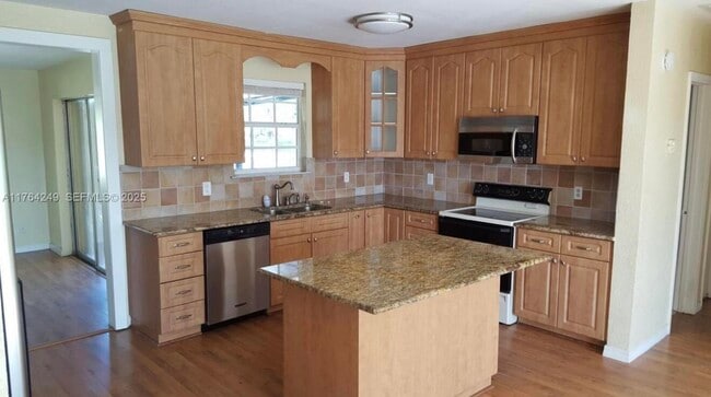 Building Photo - 3961 Park Ln