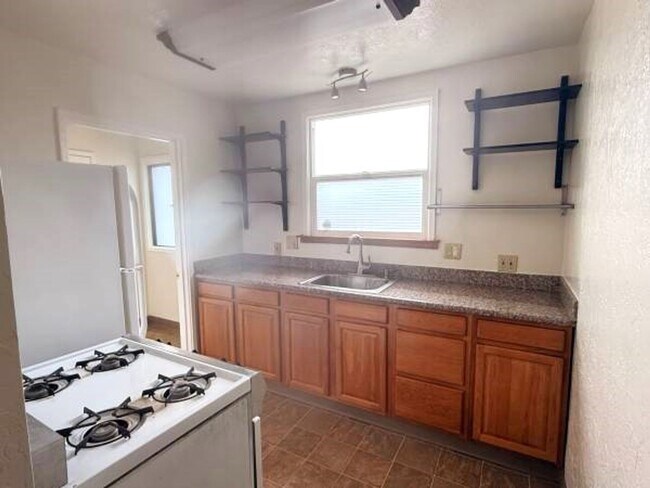 Building Photo - 2Bed - Sunny apartment right at El Cerrito...