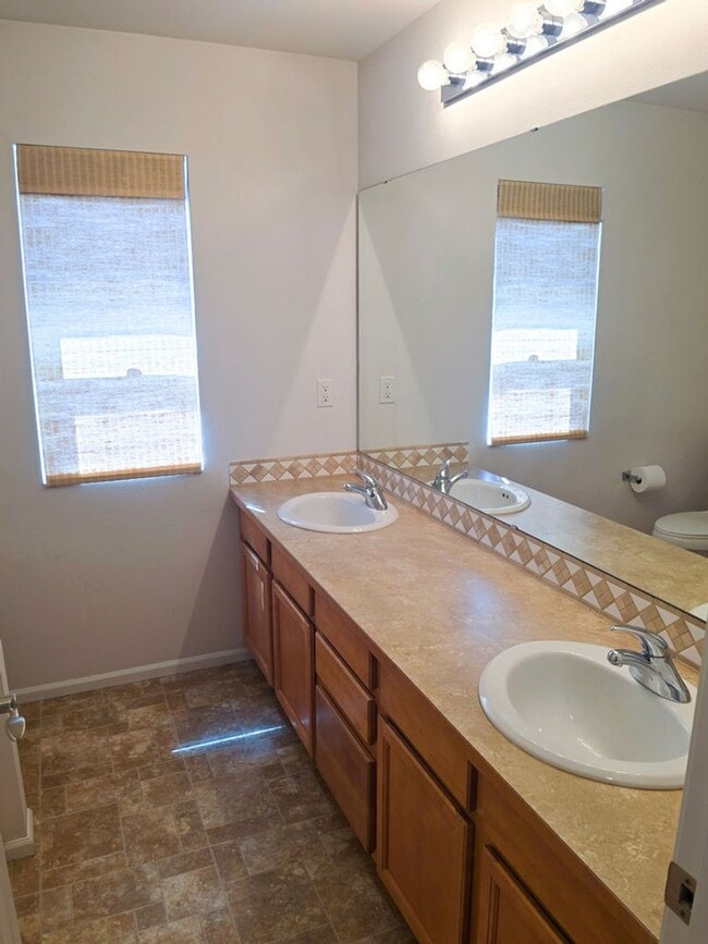 Building Photo - Gorgeous 4 Bedroom Lake Stevens Home in Cr...