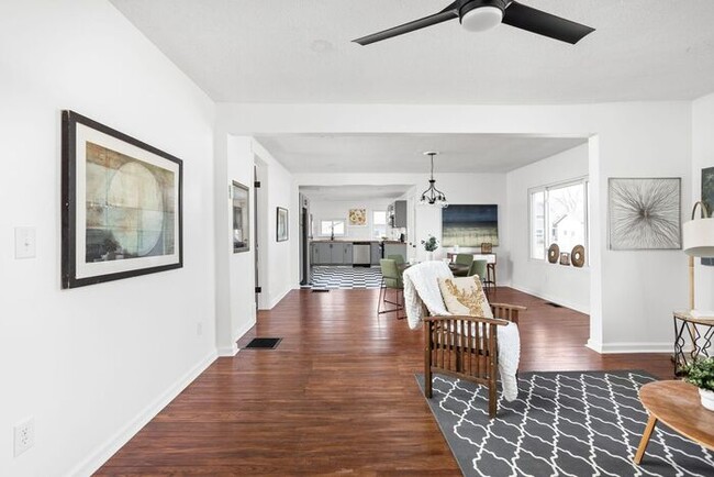 Building Photo - Remodeled 3 Bed 2 Full Bath Within Walking...