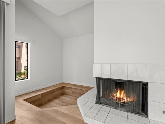 Building Photo - Spacious 3Beds+2.5Baths Townhouse With A B...