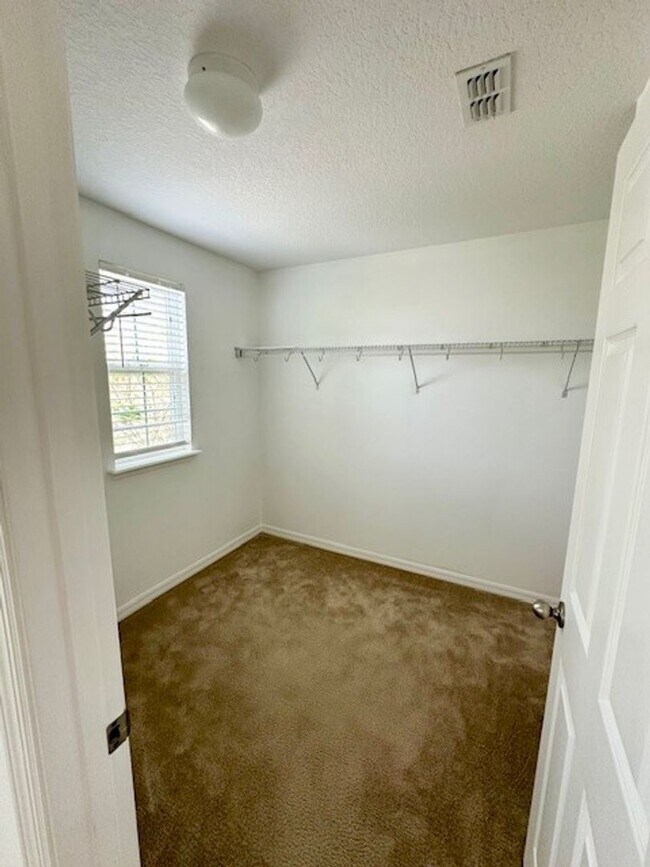Building Photo - 4 bed 2.5 bath in WINDERMERE TRAILS!