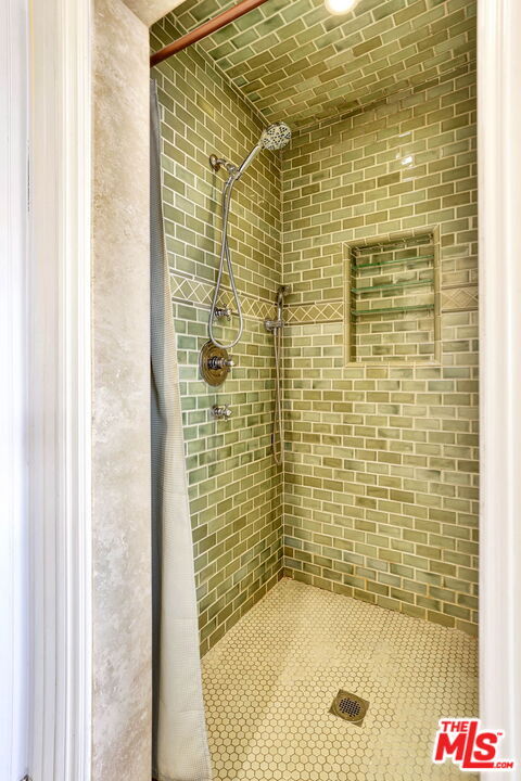 Building Photo - 744 N Sierra Bonita Ave