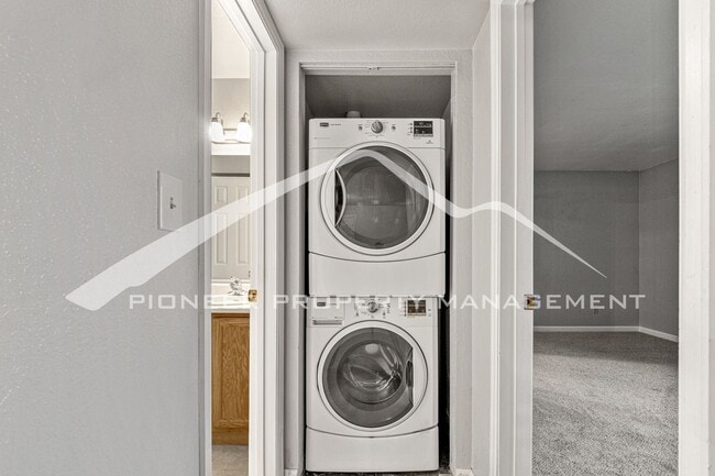 Building Photo - Great Condo with Central AC and Community Pool!