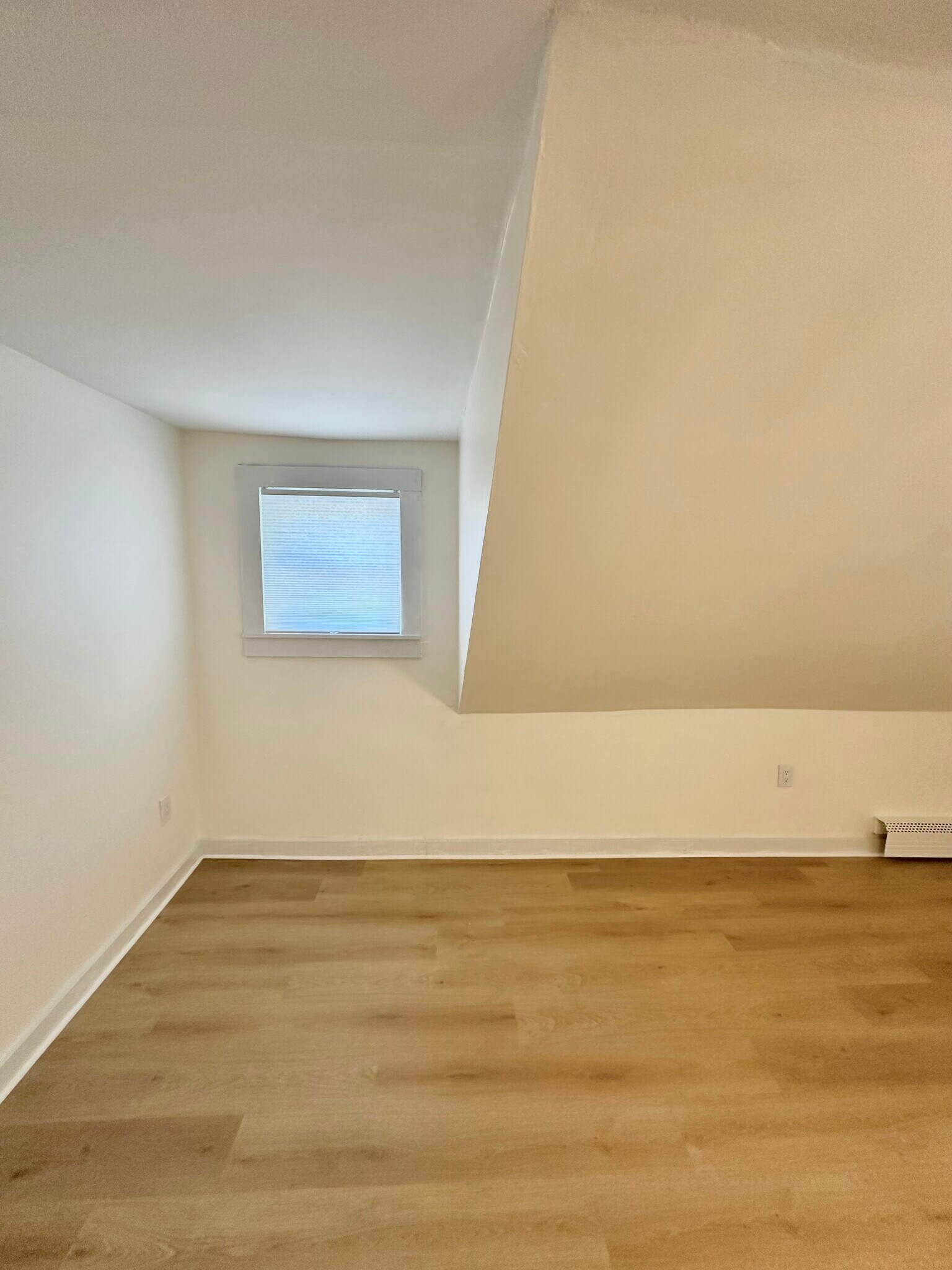 Building Photo - 122 Larch St