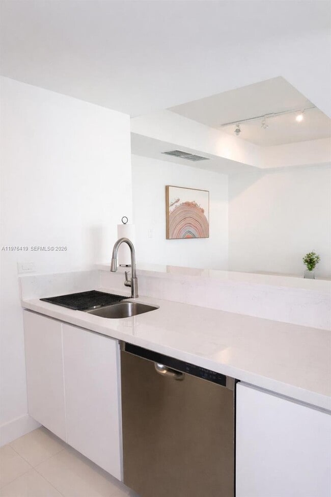 Building Photo - 1861 NW S River Dr