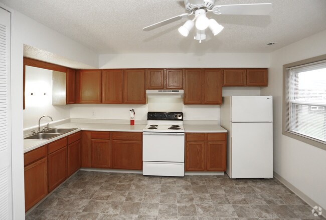 Kitchen/2BR, 1.5BA - 875 SF - Country View Apartments
