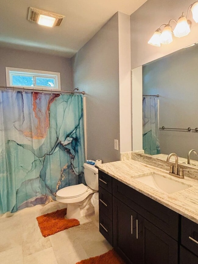 Building Photo - Stunning and spacious 3 bedroom/2 bath