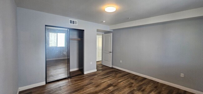 Building Photo - 211 W 43rd St
