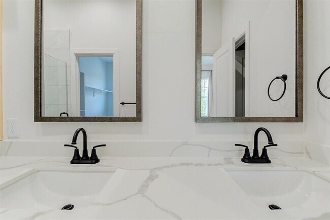 Building Photo - "Charming 3-Bed Oasis with 2.5 Baths & 1,707 Sq Ft in Houston's Heart!"