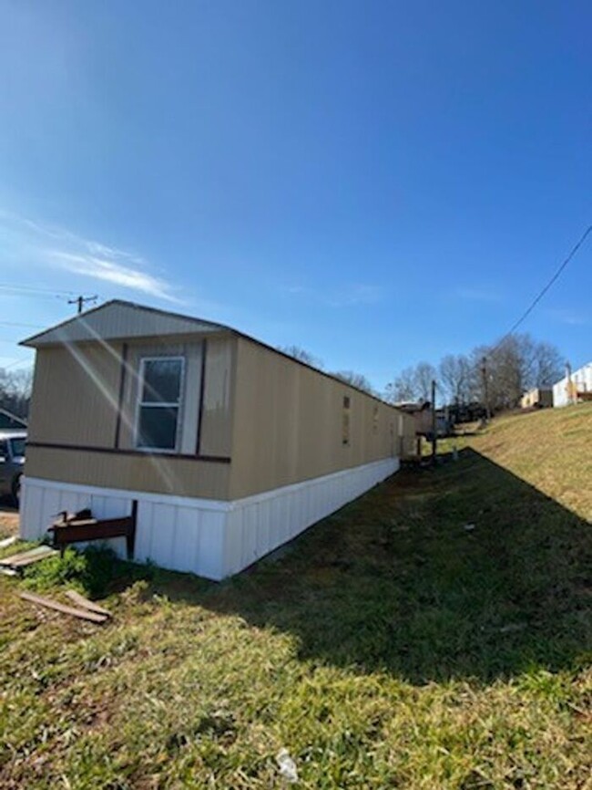 Building Photo - Newly renovated! Must see! SECTION 8 OK!