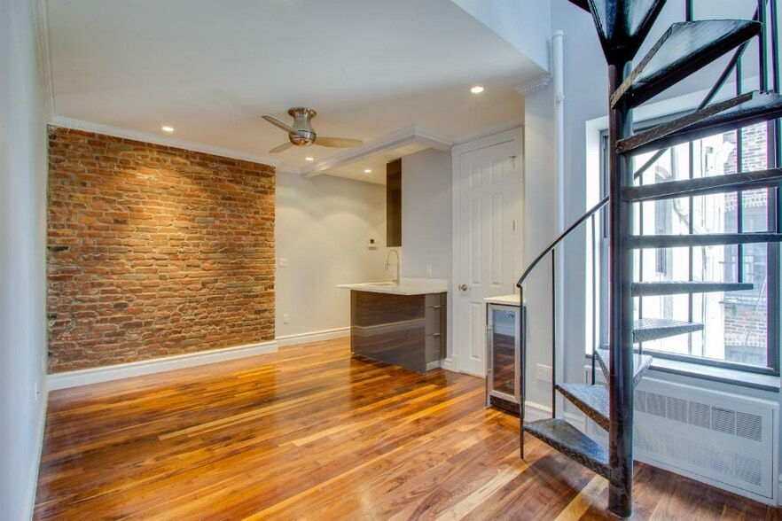 Primary Photo - 1590 Lexington Ave