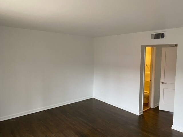 Building Photo - 1211 W 45th St