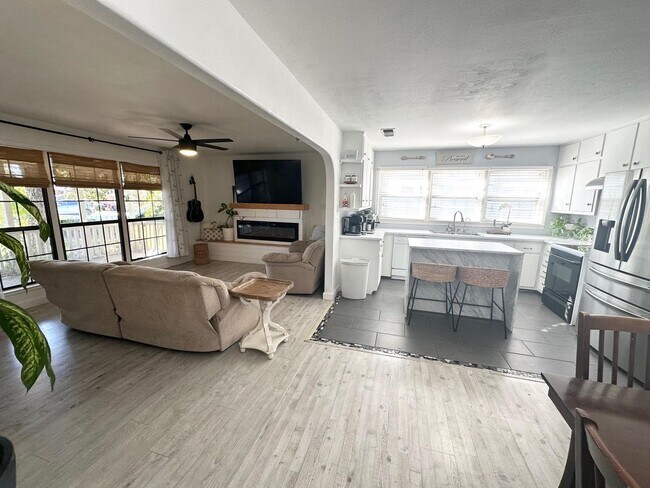 Building Photo - 3 Bed 1.5 Bath Ready to Rent ASAP!