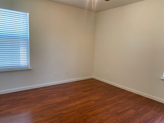 Building Photo - Spacious 4 bedroom 2.5 Bathroom Gold River...