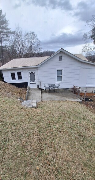 Building Photo - 5771 Seneca Trl S