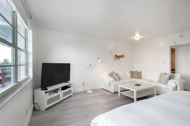 Building Photo - 100 Lincoln Rd