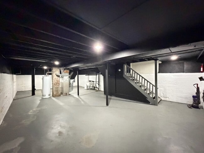 Building Photo - 99 Custer St