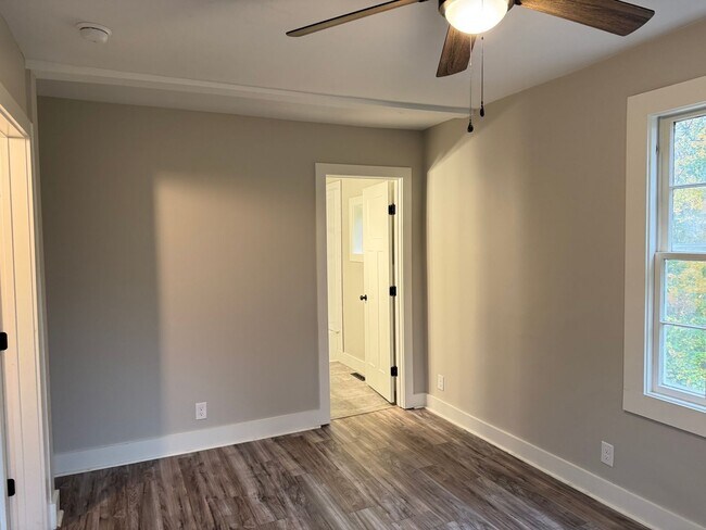 Building Photo - Conveniently Located near Downtown and APSU!! Charming 2 bed 2.5 bath Home.