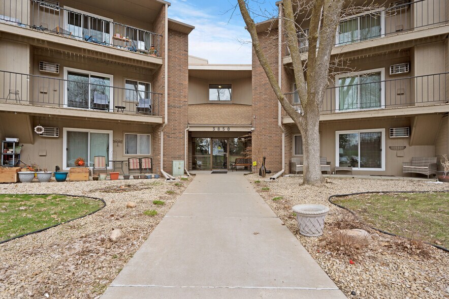 Primary Photo - 3850 Plymouth Blvd