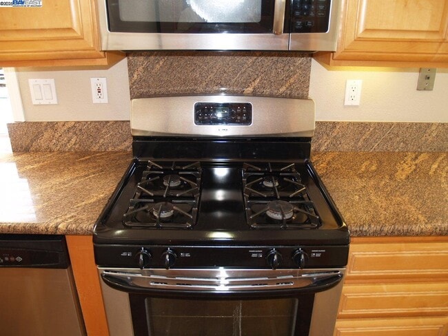 Building Photo - 647 Doral Dr