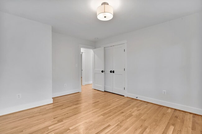 Building Photo - "Luxurious 6-Bed, 6-Bath Arlington Retreat...