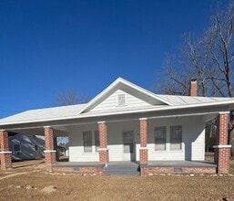 Building Photo - 911 E 4th St