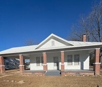 Building Photo - 911 E 4th St