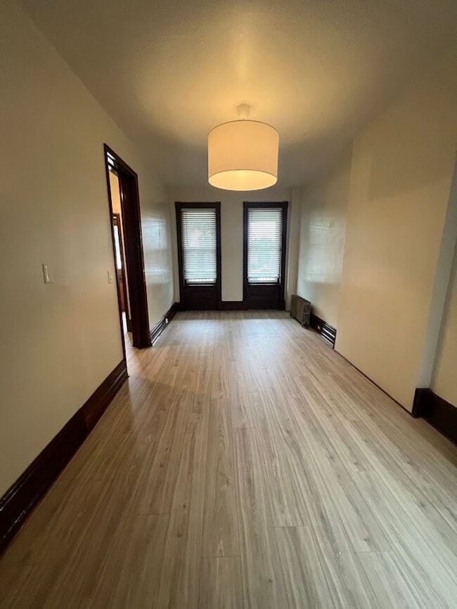 Building Photo - 5 Bed 2.5 Bath Single-Family Home