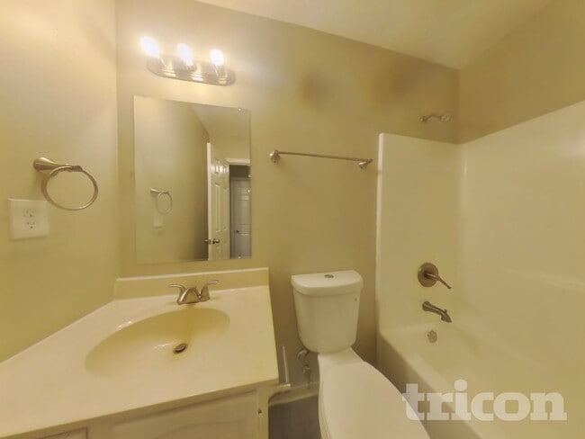 Building Photo - 1350 Redwood Cir