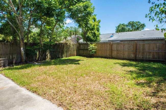 Building Photo - Just Listed 2/1 half duplex home!