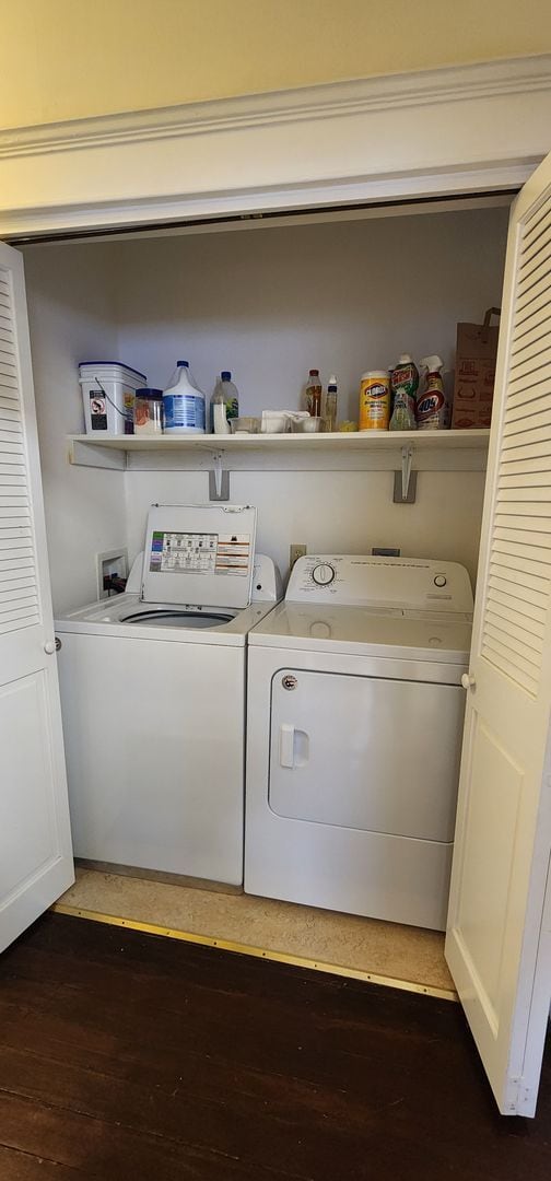 Building Photo - Single Family Fully Furnished Home with Al...