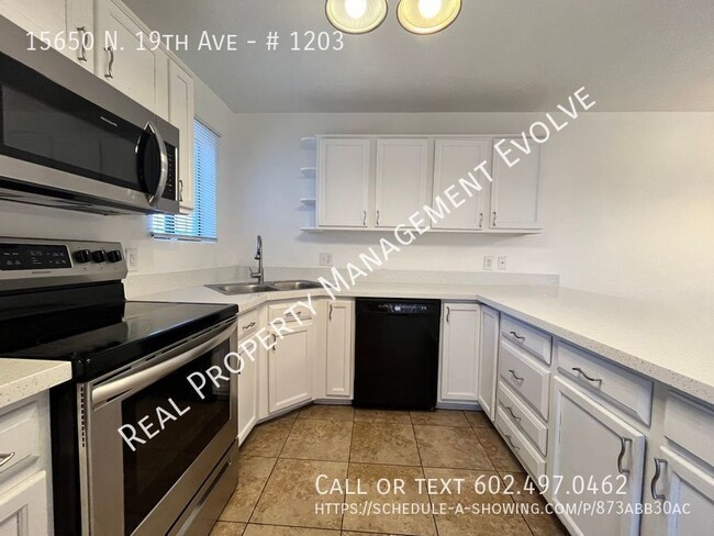 Building Photo - Phoenix Townhome is Move-in Ready! MOVE-IN...