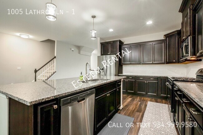 Building Photo - 1005 Lathrop Ln