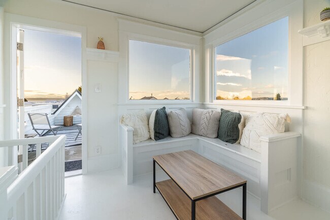 Building Photo - 116 4th Ave N