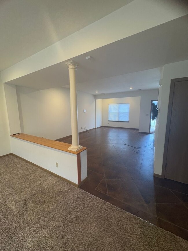 Building Photo - Four Bedroom 2.5 Bath Condo