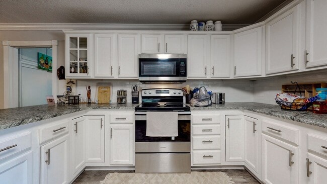 Building Photo - Charming Updated Home in Bluewater Bay – N...
