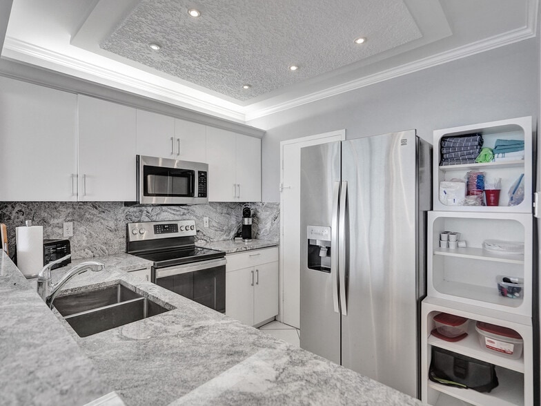 Building Photo - 3725 S Ocean Dr