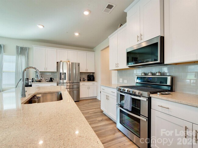 Building Photo - 4009 Woodland View Dr