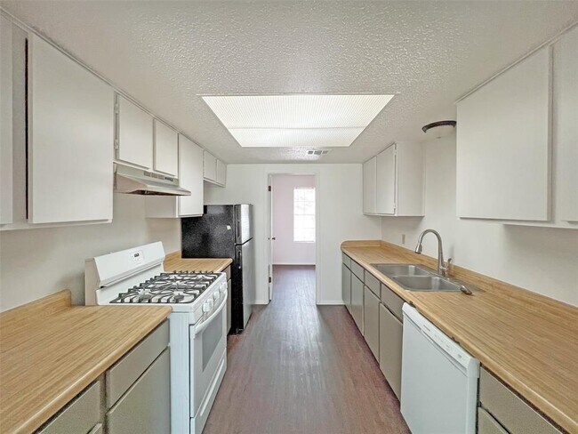 Building Photo - 1749 Cricket Hollow Dr