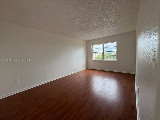 Building Photo - 9350 Fontainebleau Blvd