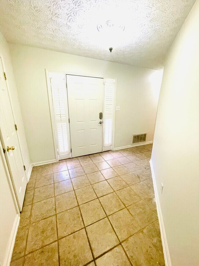 Building Photo - ** 3 Bed 2 Bath located off McQueen Smith ...