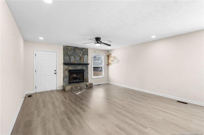 Building Photo - 166 Oakview Dr