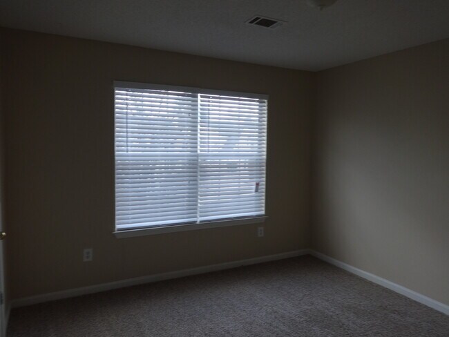 Building Photo - 176 Summer Lake Dr SW