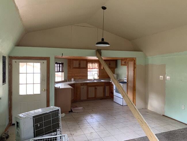 Building Photo - Cozy 800 Sq Ft Retreat: Your 1-Bedroom Oas...