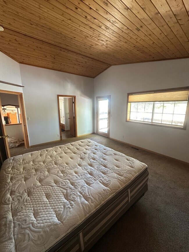 Building Photo - Long Term Glenshire Rental 3 Bed, 2.5 Bath 3 Car Garage